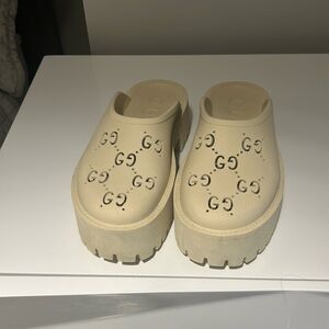 White gucci clogs great condition